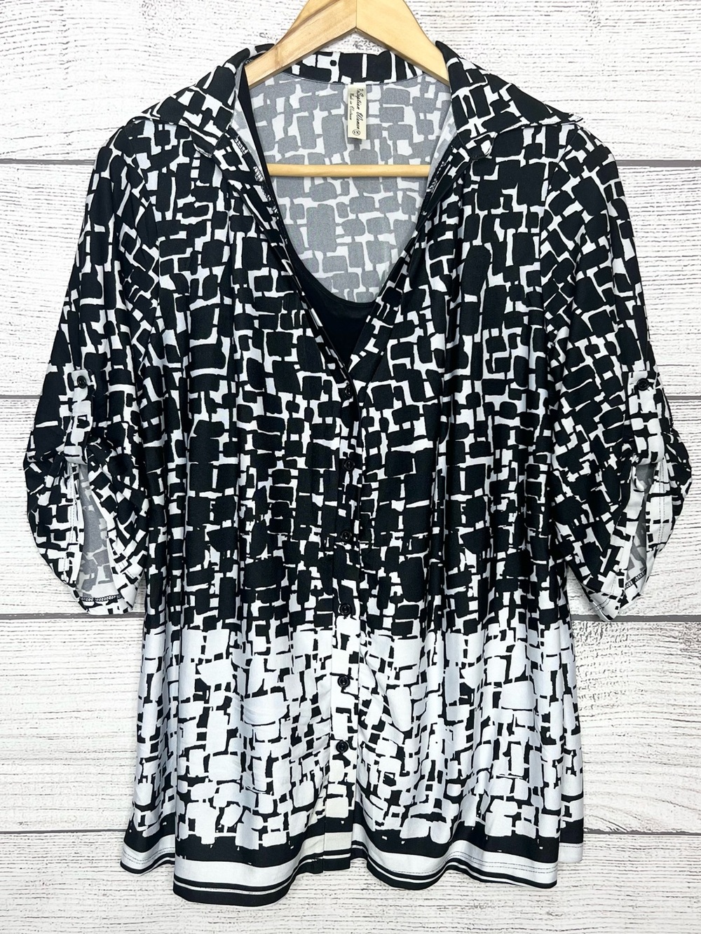 Perseption Black & White Geometric V-Neck 3/4 Sleeve Button Front Top Size 1X